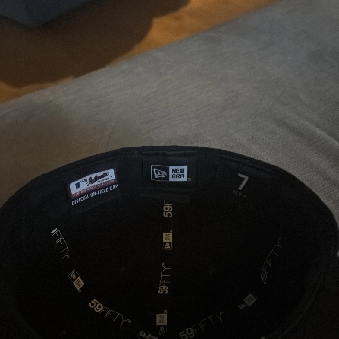 Svart keps med röd broderad bokstav - 3