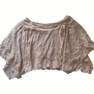 Kräm-vit fairy kjol (mini skirt) - Säljer en kräm-vit fairy kjol. Har bara använt en gång! (Tror storleken e M men det e också väldigt stretchy)