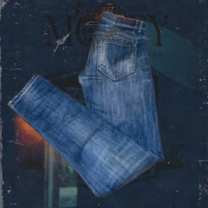 Dondup jeans - Slitningar - Säljer dessa unika DONDUP jeans i storlek W30 L32 för endast 599kr + Plick frakt  🚚 pris ej hugget i sten! Kom gärna med fler frågor i DMs! 😊