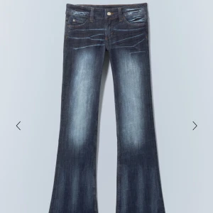 Mörkblå bootcut jeans - Någon som vill byta de här mörkblå bootcut jeansen från weekday, aldrig använda. Byter till st W24 L30💗