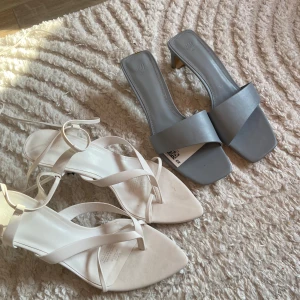 Klackskor - Två par klackskor. Det vita paret är endast använda en gång, är i storlek 40 och har snörning. De blåa paret är storlek 40, aldrig använda med prislapp kvar. Bägge är från H&M.  GÅR ATT KÖPA SEPARAT!