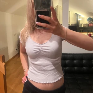 Lila ribbad linnetopp - Supersöt topp, ljuslila. Fint skick💕