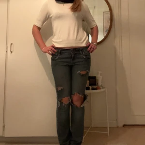 Låg midjade  jeans med hål - Snygga blå jeans med slitningar på knäna och låren. Fin tvätt och lågmidjade! Köpt direkt för 450!😍😍