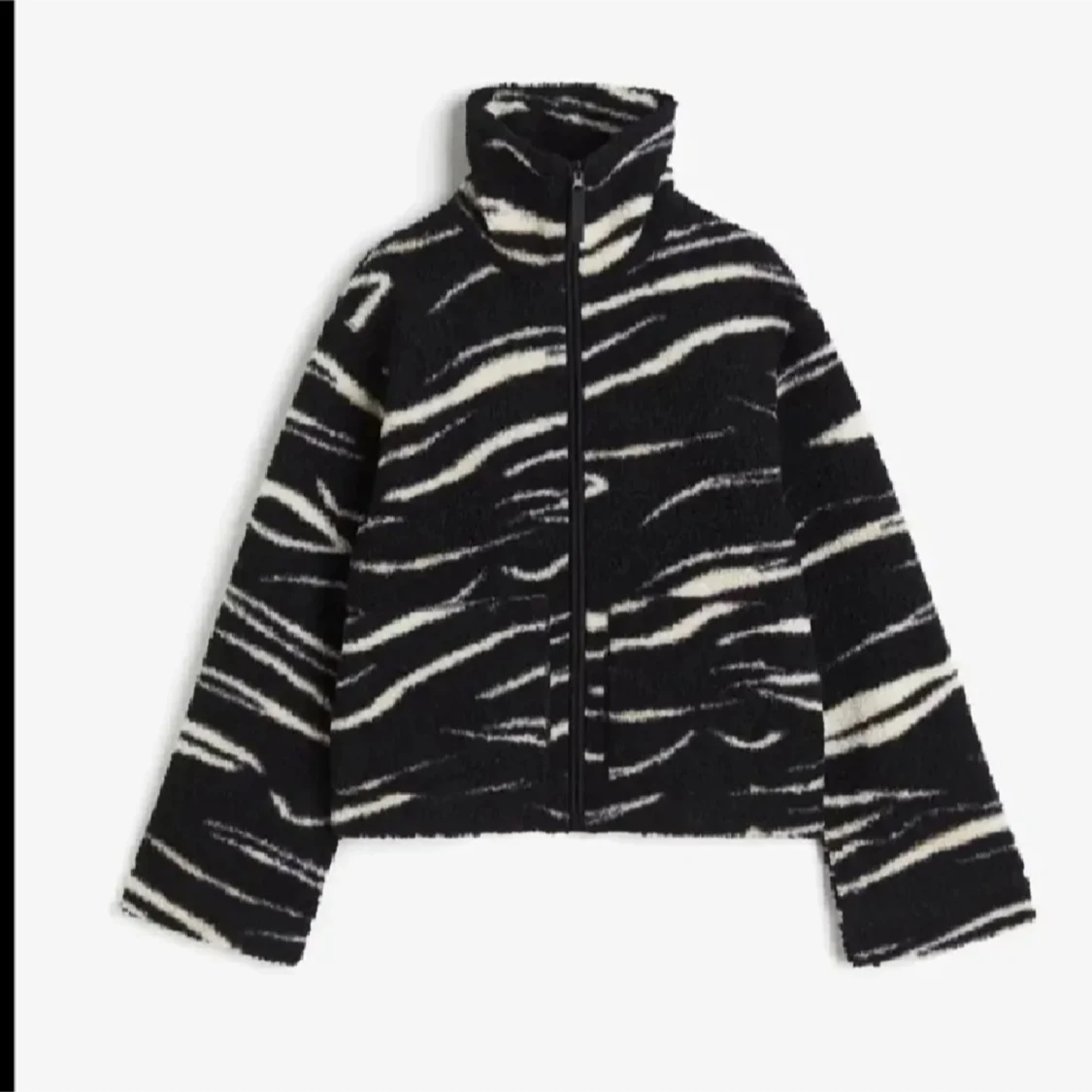 Svart och vit fleecejacka med zebramönster