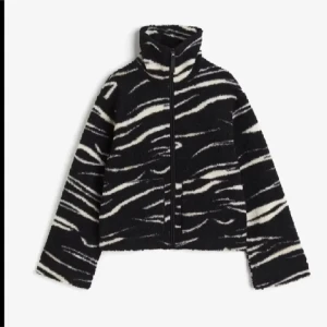 Svart och vit fleecejacka med zebramönster - Säljer min teddy jacka från hm i xs då jag inte använder den ofta alls. Använd ett flertal gånger!💓