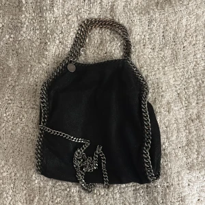 Stella McCartney väska  - Svart Stella väska, bra skick men tecken på användning på insidan av väskan, lite rost på de korta kedjorna💕 