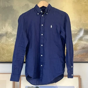 Ralph Lauren Linneskjorta - Säljer en snygg linneskjorta från Ralph Lauren perfekt för det fina vädret☀️ Skick: 9/10 | Storlek: S | Mått: Axelbredd: 42cm Axel till midja: 56cm Ärmen: 54cm | Nypris: 2195kr Mitt pris: 399kr | Tveka inte på att ställa frågor privat!💯