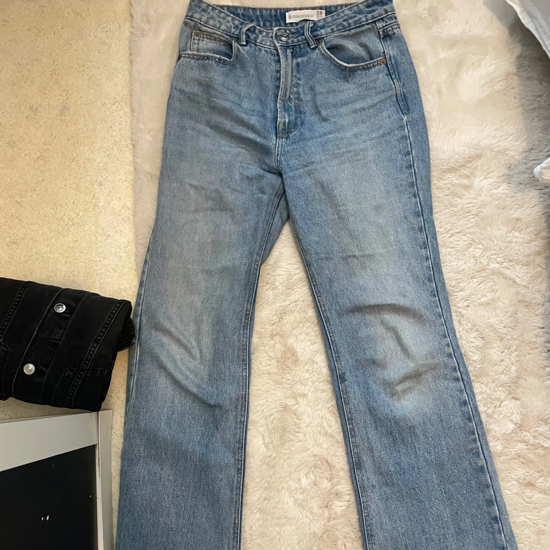 Blå jeans med utsvängda ben - 2