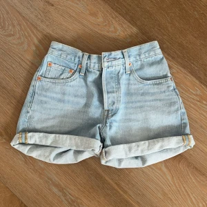 Ljusblå jeansshorts från Levi's - Säljer ett par klassiska ljusblå jeansshorts från Levi's. Perfekta nu till sommaren sommardagar!