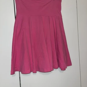 Hame - Ihana pinkki hame. Koko M. Kissatalous MMM, lisätietoja saa kysymällä Katsothan myös muut ilmoitukseni Mikäli hinta ei miellytä tarjoa rohkeasti!