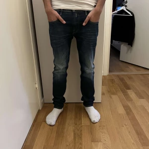 Mörkblå jeans från Replay - Snygga mörkblå jeans från Replay med en slim passform.  Skick 10/10 knappt använda 