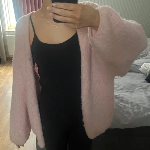 Rosa fluffig kofta - Säljer denna mysiga kofta som jag inte använder så ofta. Den är lite nopprig därav priset. Skriv vid frågor och funderingar annars är det bara att köpa💗