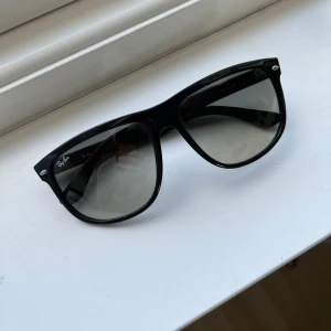 Ray-Ban Boyfriends 4147 - Säljer dessa snygga RB 4147 brillor som är perfekta till vår och sommar! | De är i fint skick har någon liten repa på glaset men inget som direkt märks av vid användning! | Storlek 60:15 | Kommer utan fodral. | Ställ gärna frågor innan du köper!