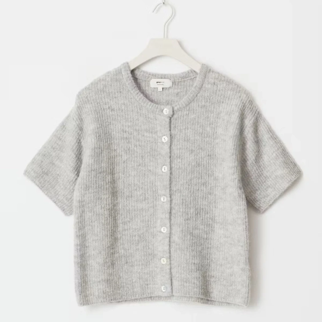 Stickad t shirt med knappar