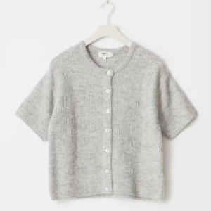 Stickad t shirt med knappar - Supersöt stickad med knappar, supersnygg att ha själv eller med ett linne. Nypris 360kr superfint skick bara lite nopprig💕 skriv för fler bilder så fixar jag!