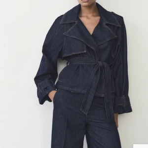 Mango jeansjacka - Den populära jeansjackan från mango som är helt slutsåld och inte går att få tag på. Helt ny med prislapp. Skriv för att köpa så aktiverar jag köp nu