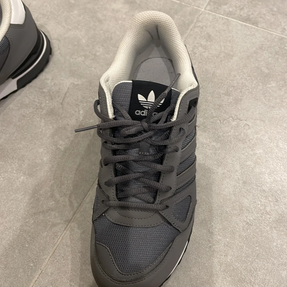 Grå sneakers från Adidas - 2