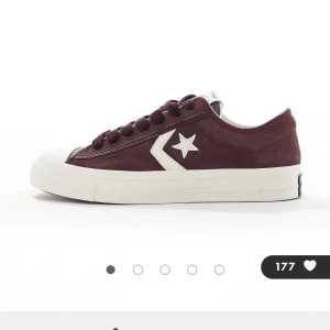 Vinröda sneakers från Converse - Snygga vinröda sneakers från Converse med vit sula och stjärndetalj på sidan. Skorna har snörning och är perfekta för en avslappnad stil. Den klassiska designen gör dem till ett måste i garderoben.