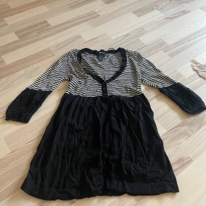 svartvit babydoll tröja - sälger en svartvit söt babydoll tröja, ganska lång