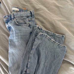 Blå jeans från Perfect Jeans - Säljer ett par klassiska lågmidjade vida blå jeans från Perfect Jeans. De har en normal passform och är tillverkade i denim. Perfekta för en avslappnad stil.