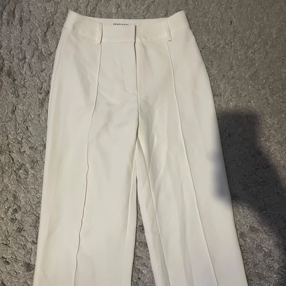 Vita kostymbyxor från Venderbys - 2