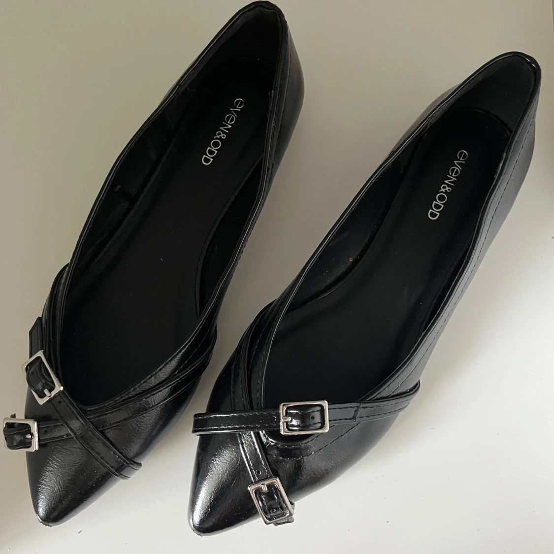 Svarta ballerinaskor med spänne