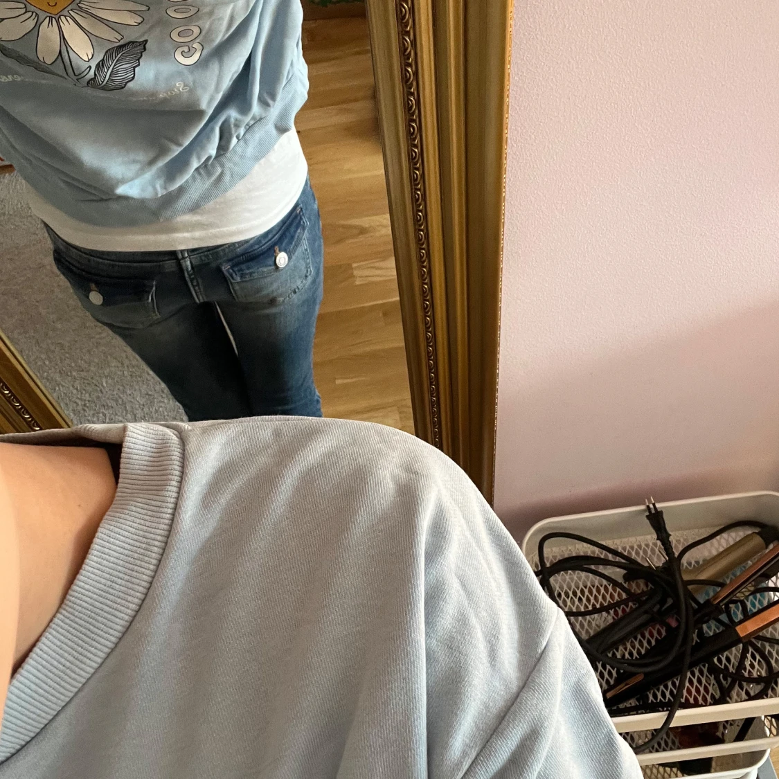 Ljusblå sweatshirt med blommönster - 1