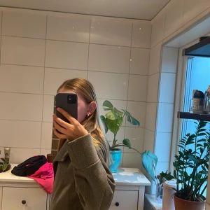 Grå kappa från Gina Tricot - Säljer en stilren grå kappa från Gina Tricot. Jackan har en klassisk design med knappar framtill och långa ärmar. Perfekt för kyligare dagar och ger en elegant touch till din outfit. Denna jackan säljs inte längre, men när jag köpte den så kosta den 469kr.