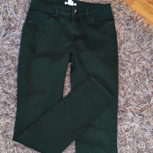 Mörkgröna byxor - Snygga mörkgröna byxor med normal passform och klassisk femficksdesign. Perfekta för en stilren look.