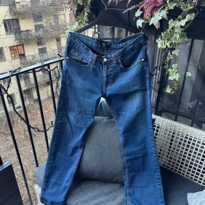 Blå jeans från Paul & Shark strl 34 - exklusivt märke som Paul & Shark , dessa ligger på cirka 4000-6000kr i nypris så passa på! Kolla måtten på sista bilden för storleks uppfattning!   Köp gärna i bundles för att underlätta i frakt och på detta vis blir jag mer flexibel i pris! Våga buda! 🚚🤝