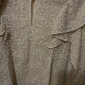 Blommig tröja - Är en helt ny tröja använt en gång, jättefin och somrig