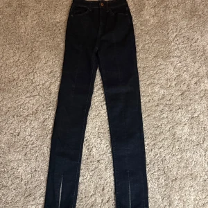 Mörkblåa jeans från stradivarius  - Säljer dessa snygga mörkblå skinny jeans från Stradivarius i storlek 34. Dom har slits nedtill och hög midja, har använt dom fåtal gånger🌸
