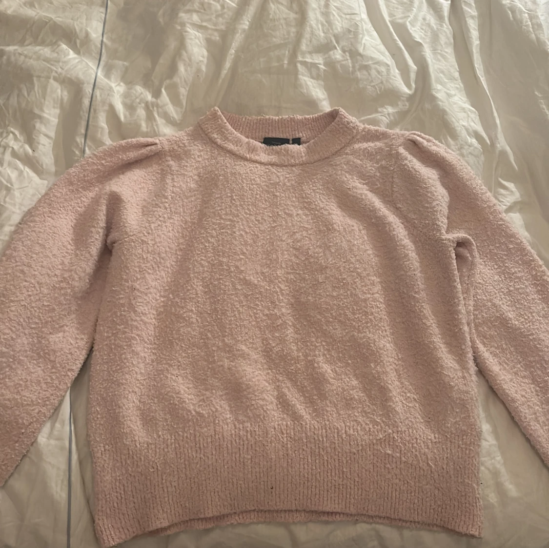 Ljusrosa stickad tröja med puffärm