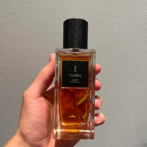 YSL Tuxedo samples/splittar - Säljer samples på denna grymma doft. YSL Tuxedo. Storlekarna är 2/3/5/10/30ml. Prsierna är följande: 85kr | 125kr | 199kr | 349kr | 949kr | 