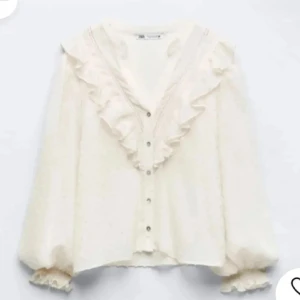 Zara blus - Säljer denna efterfrågade blus ifrån Zara, sparsamt använd skriv privat för fler bilder på den💓