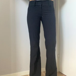 Lågmidjade kostymbyxor - Snygga svarta kostymbyxor, lågmidjade. Perfekt till hösten och skolan. Säljer då de är lite korta på mig 💗Midjemått tvärs över: 36 cm. Midjehöjd framifrån: 19 cm. Innerbenslängd: 82 cm. 💗💗💗