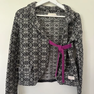 Mönstrad cardigan jacka Odd Molly - Säljer en Snygg svart och vit cardigan jacka från Odd Molly. 