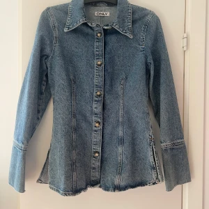 Blå jeansjacka från ONLY med knappar - Aldrig använd och helt sprillans ny jeansjacka/skjorta. Nypris: 500kr 