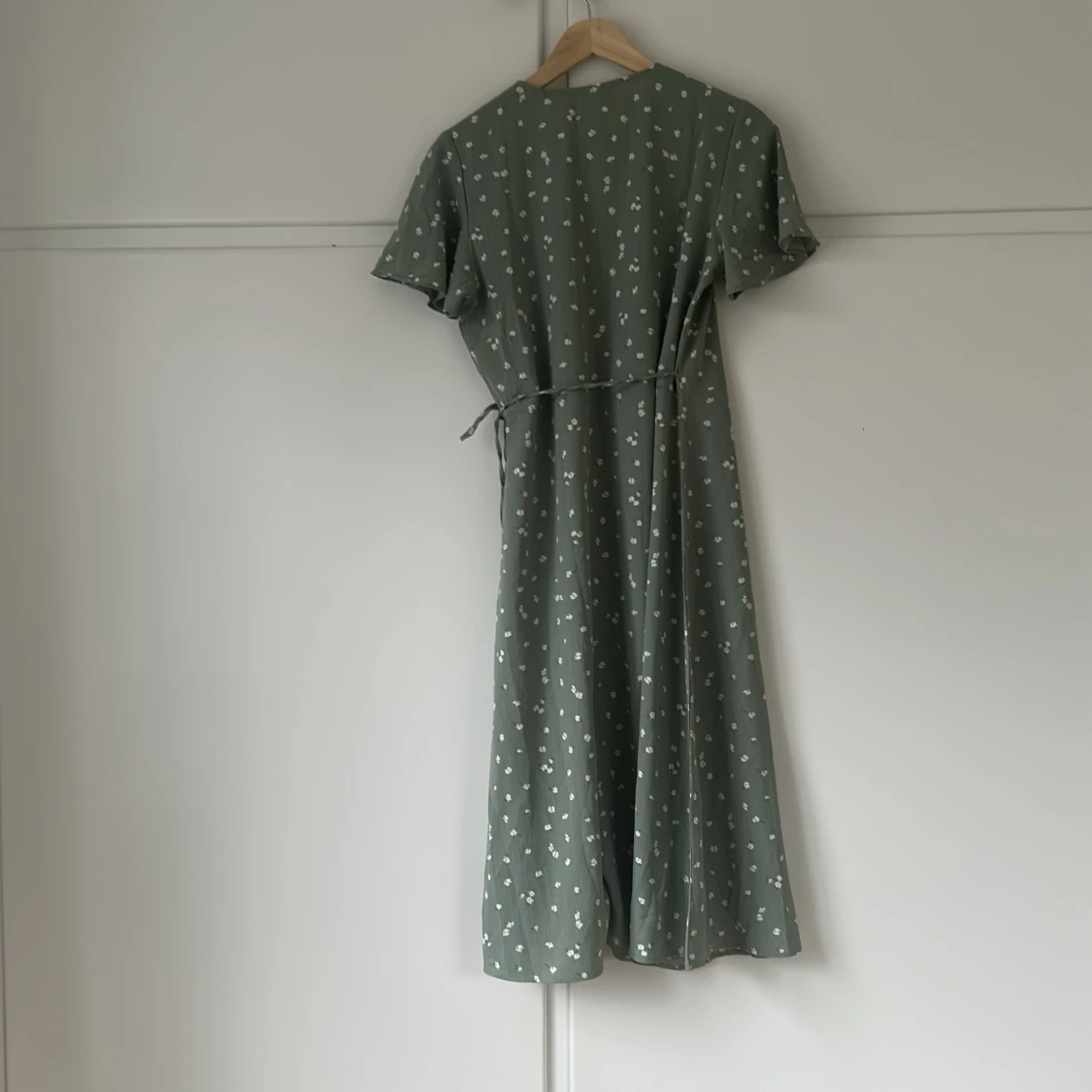 Grön blommig omlottklänning från Vila - 1