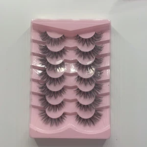 7-pack volymfransar i svart - Säljer ett 7-pack med dramatiska lösögonfransar i svart. Fransarna är fluffiga och har en snygg volymeffekt, perfekta för att ge ögonen extra intensitet. De kommer i en rosa plastförpackning och är lätta att applicera med franslim. C curl🤍.