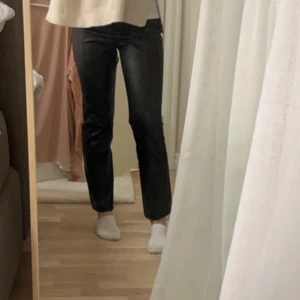 Skinnbyxor från Gina Tricot  - Säljer dessa snygga skinnbyxor från Gina Tricot! Storlek XS
