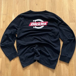 Svart långärmad t-shirt från Dickies - ✔️äkta✔️10/10 skick. Mer information, bilder och prisdiskutering i dm. 