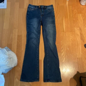 Mörkblå bootcut jeans -  Mörkblå jeans med bootcut passform från Kappahl. Inga defekter. Strl 36,sitter perfekt på mig i längden & jag är 165.