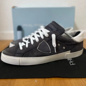Philippe Model sneakers - Säljer dessa skitsnygga Philippe Model sneakers med en av dem mest eftertraktade färgerna! Dessa skor har ett nypris på runt 4000 kr! Dem är i använt men ändå hyvsat bra skick och i storlek 45! Mockan är lite sliten på vissa ställen. Orginallåda ingår vid köp. Hör av er ifall ni har några frågor! 🙌mvh