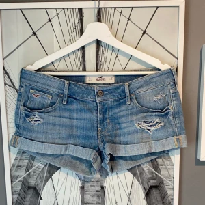 Blå jeansshorts från Hollister - Säljer ett par skitsnygga jeansshorts från hollister!💓Säljer för att de är förstora för mig. Jeansen har en väldigt liten fläck i bak (bild3) men den märks knappt av. Hör av er vid frågor och funderingar!🥰