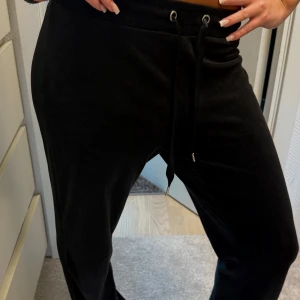 Svarta mjukisbyxor - Säljer mina svarta mjukisbyxor från Gina Tricot som inte används, inga defekter!