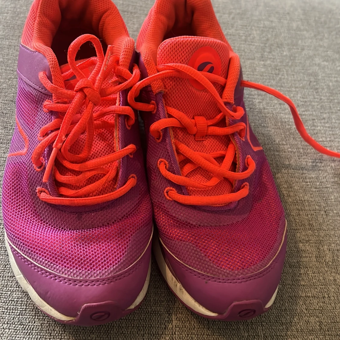 SOC sneakers i lila och neonorange - 2