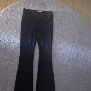 Svarta bootcut byxor från ONLY - Svarta bootcut byxor från ONLY i storlek 158. Byxorna har en hög midja och är i stretchigt material som sitter snyggt och bekvämt. Perfekta om du gillar en klassisk och stilren look med lite utsvängda ben.