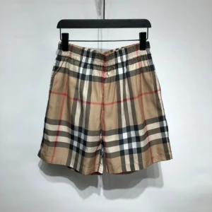 Burberry shorts 🩳  - Snygga shorts från Burberry i storlek M. Perfekta för sommaren när du vill sticka ut med en lyxig streetstyle. Använt fåtal gånger bara men är som nya. Pris går att diskuteras. 