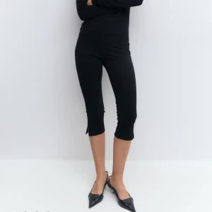 Capri - Säljer ett par Capri byxor som endast är provade men orkar inte skicka tillbaka. Från Gina tricot i storlek xs 🥂🤍